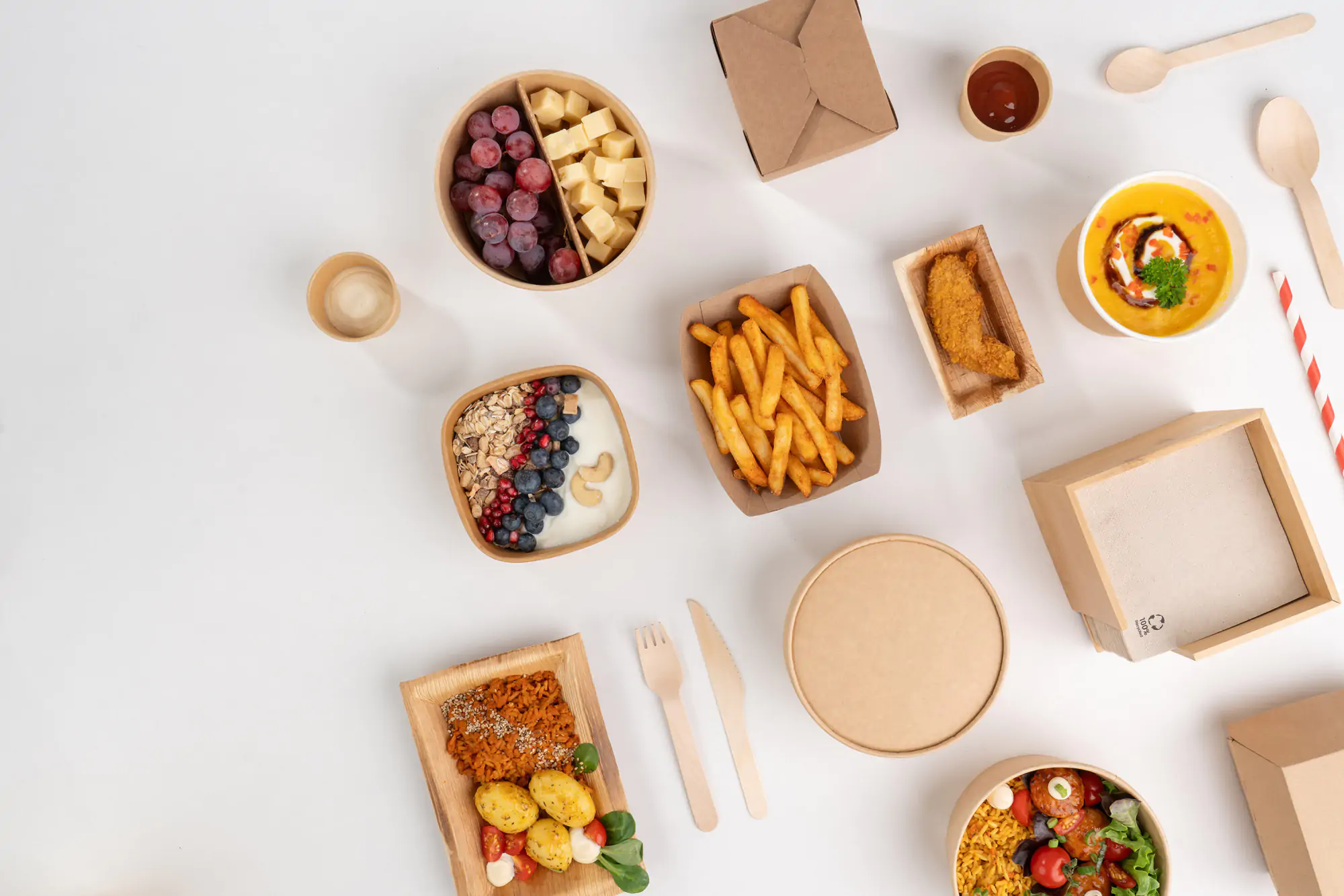 Nachwachsende Verpackungen auf weißem Hintergrund 