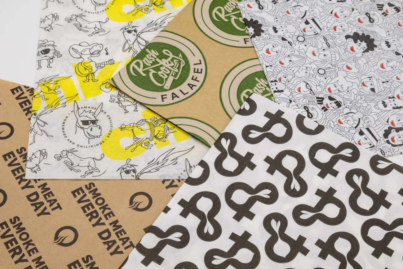 Gebrandetes Wickelpapier auf einem Stapel