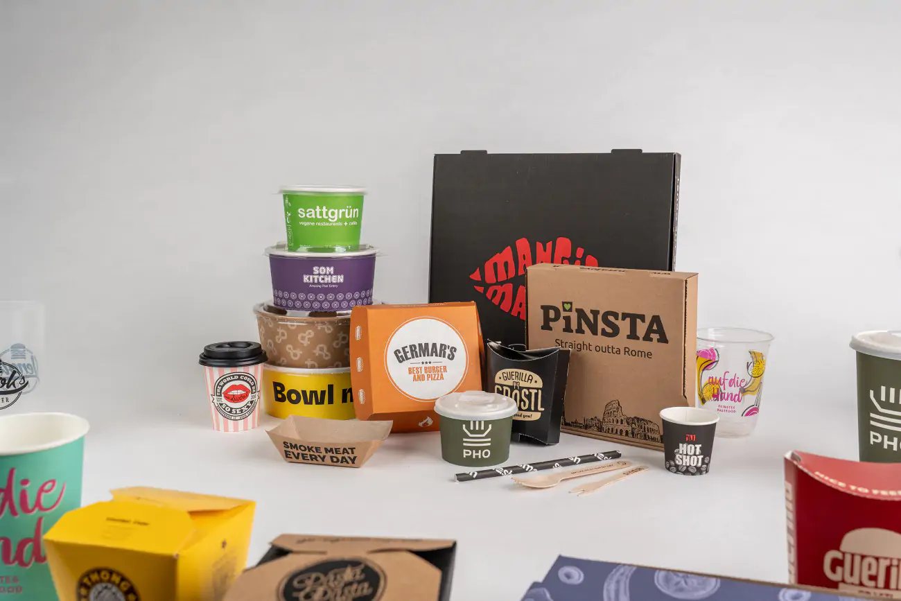 Gebrandete Verpackungen vor weißem Hintergrund 