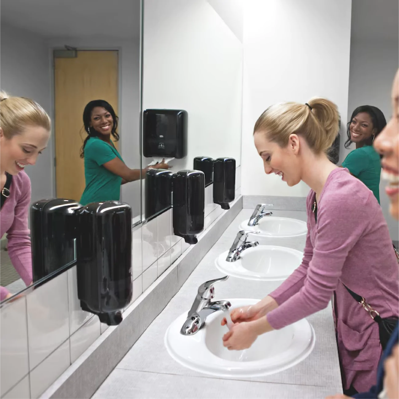 Frau wäscht sich die Hände am Waschbecken 