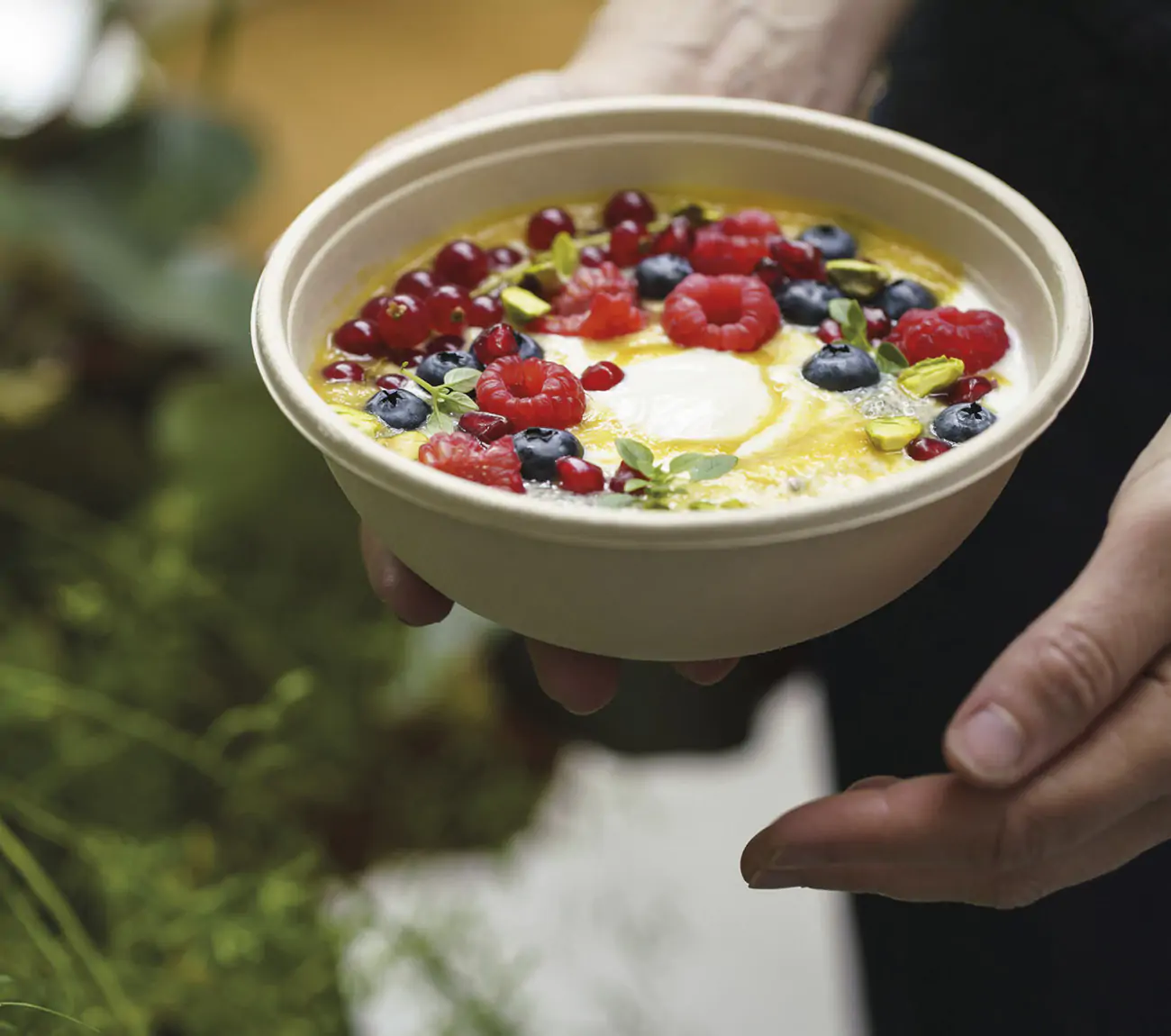 Be PulpSalatschale aus Bagasse wird in der Hand gehalten