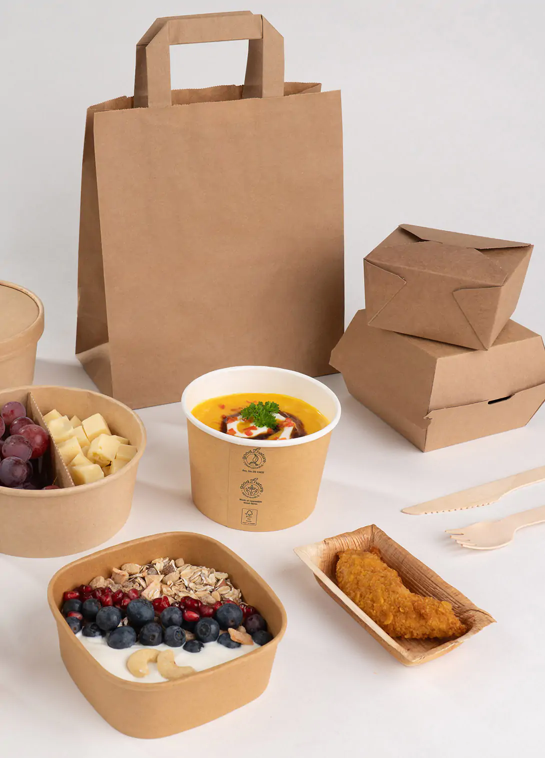 Recyclingfähige Pappverpackung für Speisen auf weißem Hintergrund.