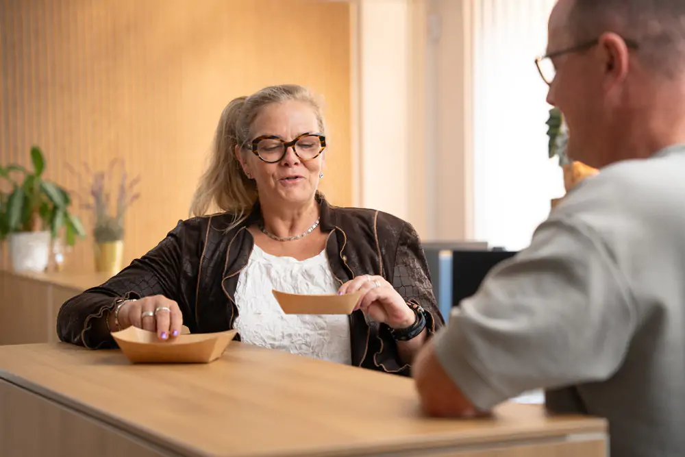 Mitarbeiterin bei der Kundenberatung
