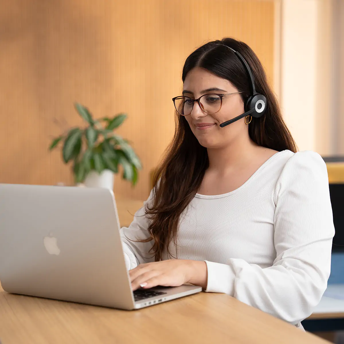 Mitarbeitern am Telefon, Kontakt