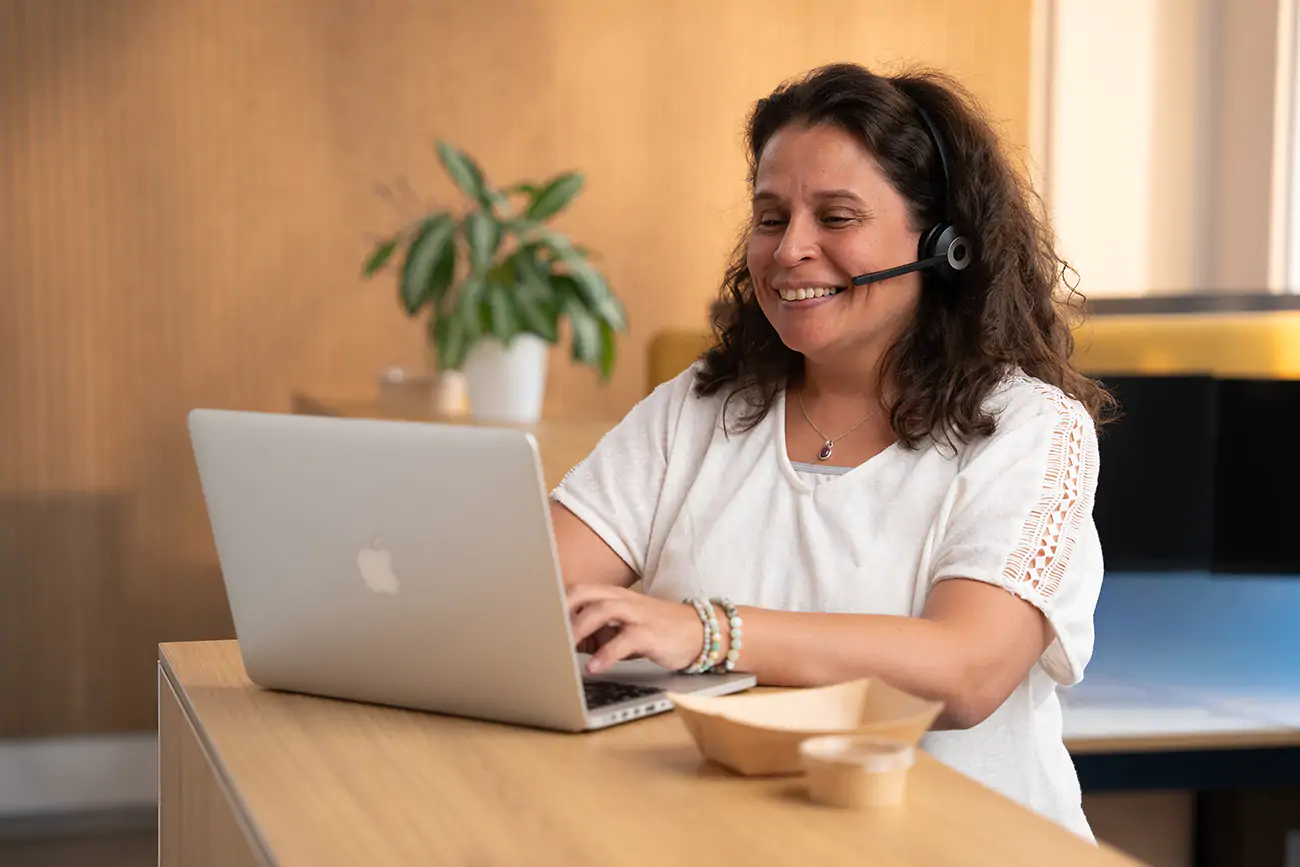 Mitarbeiterin am Laptop, Kontakt zu uns