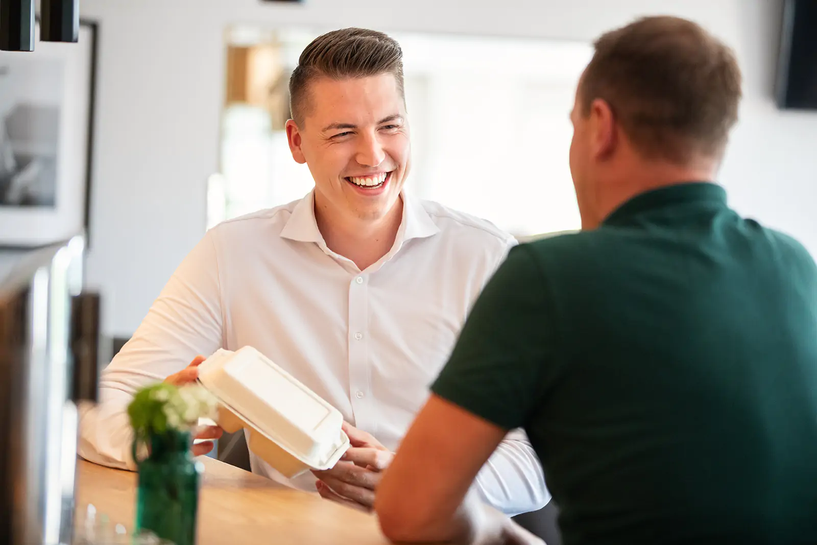 Mitarbeiter bei der Kundenberatung
