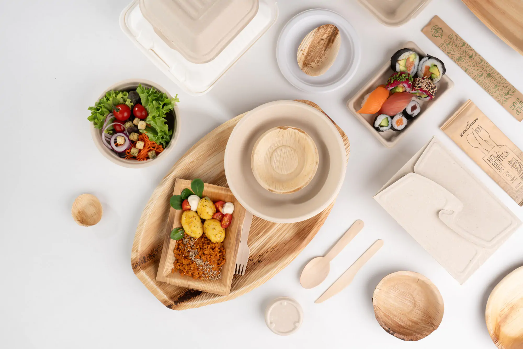 Plastikfreie Verpackungen liegen auf weißem Untergrund 