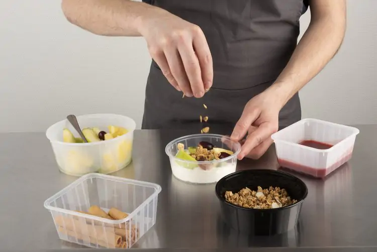 Mehrweg Boxen und Bowls werden gefüllt