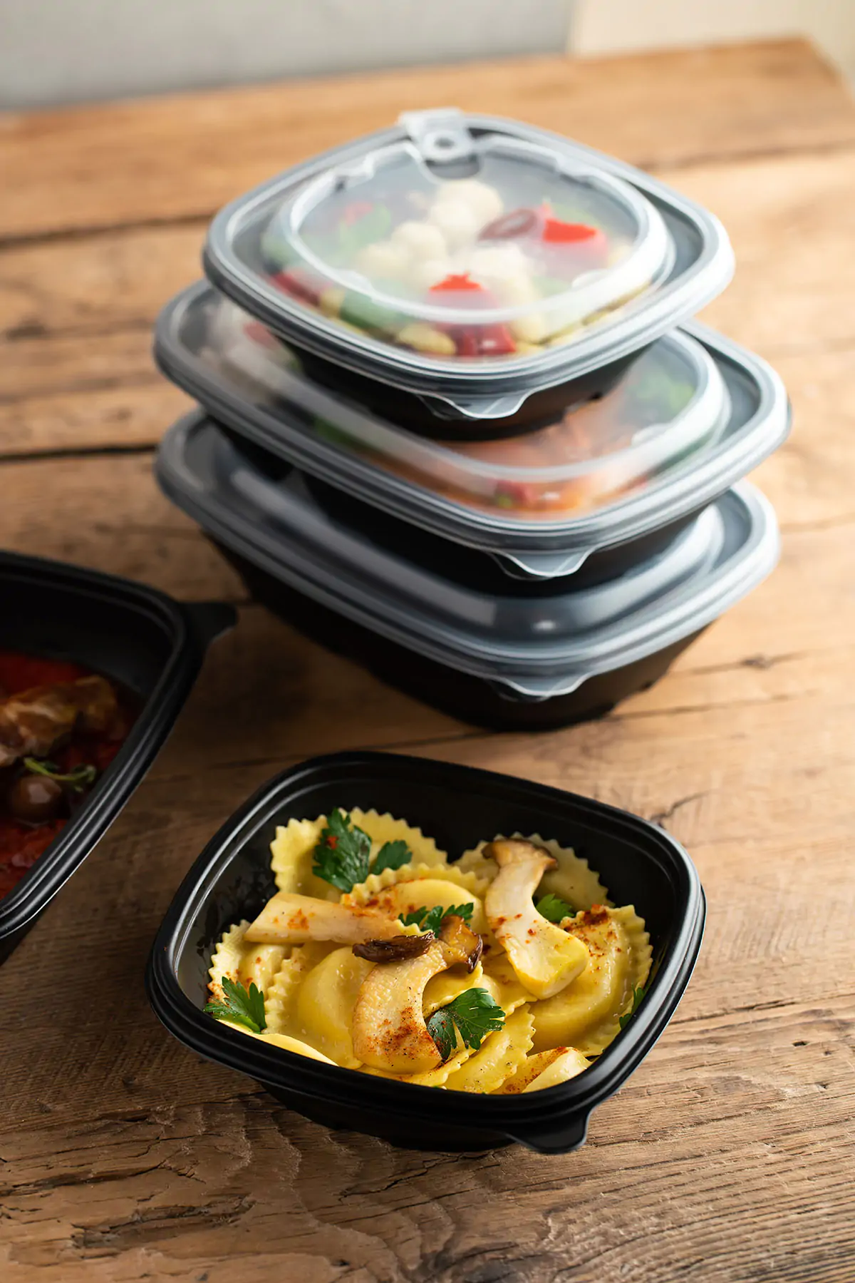 Schwarze Mehrwegschale mit transparentem Deckel
