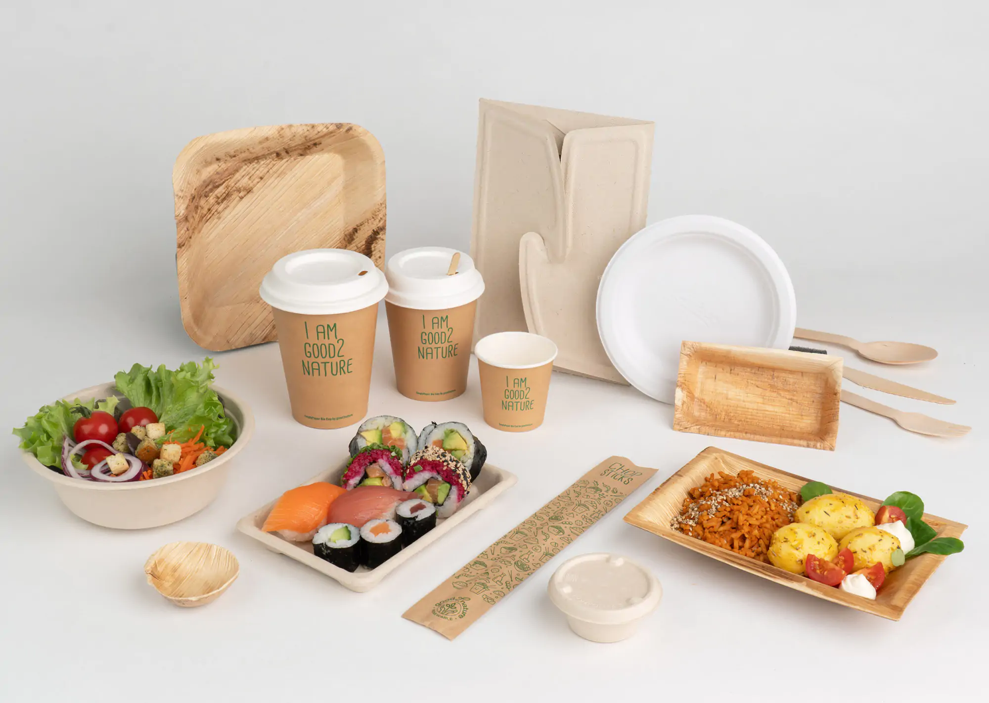 Kompostierbare Verpackungen auf weißem Hintergrund