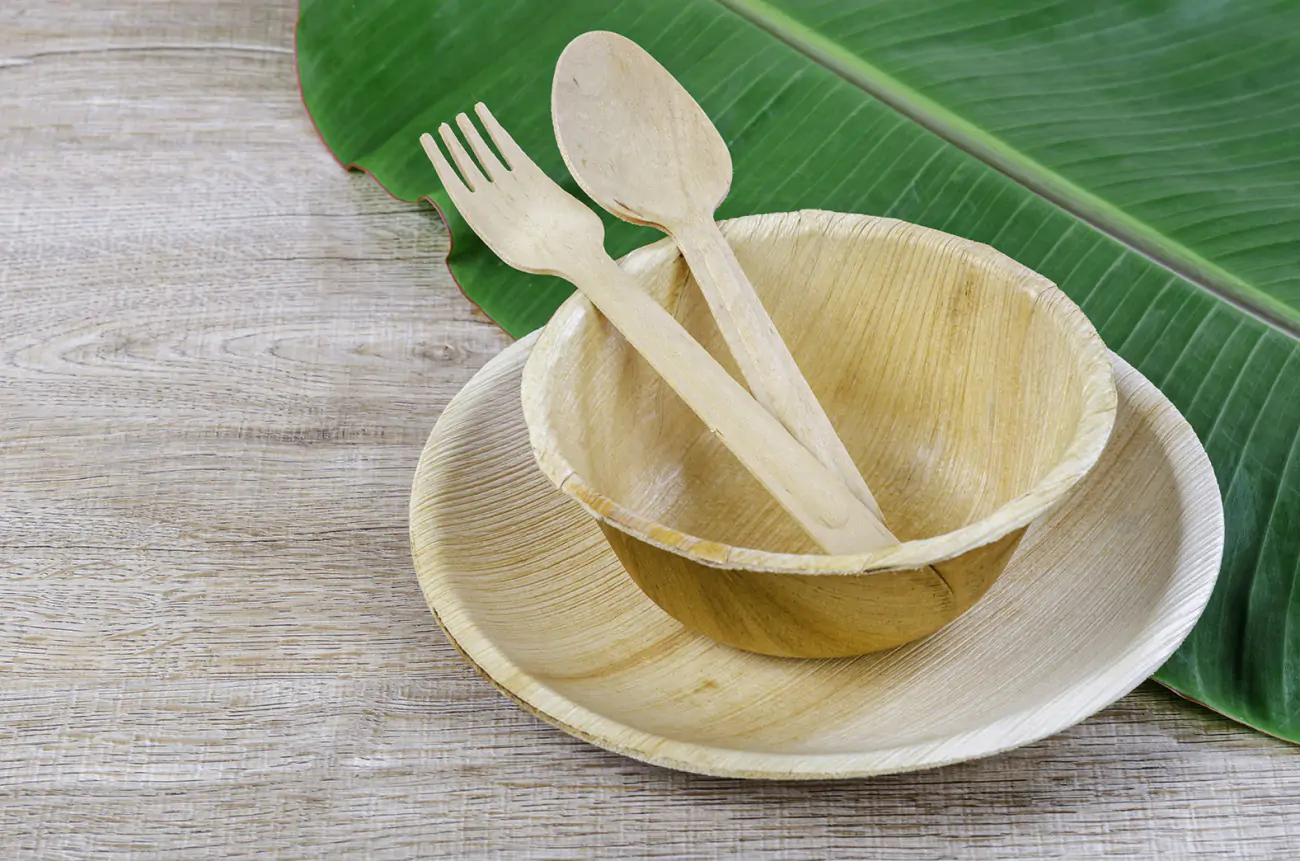 Palmblattgeschirr auf einem Tisch