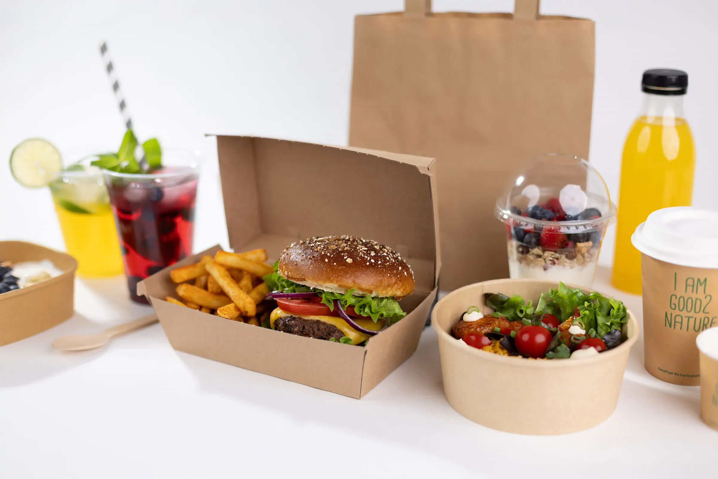 Recyclebare Verpackung vor weißem Hintergrund