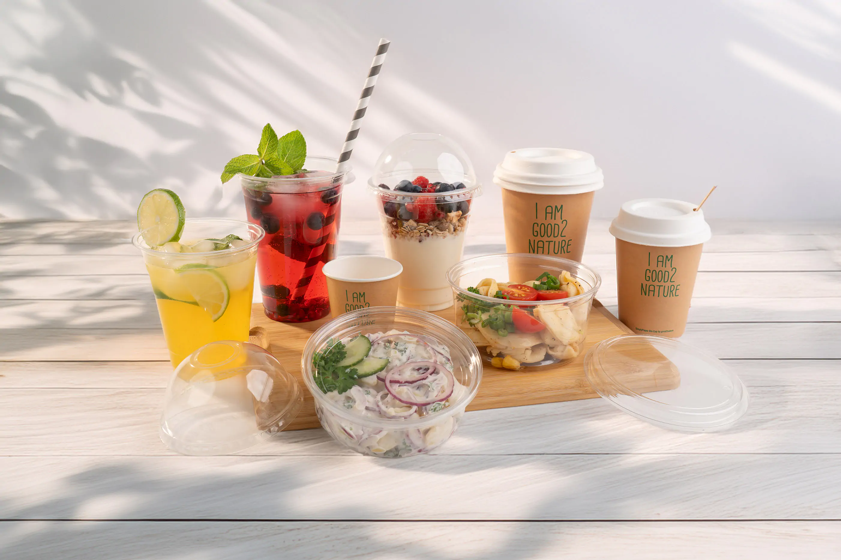 Recyclebare Verpackung auf einem weißen Holztisch